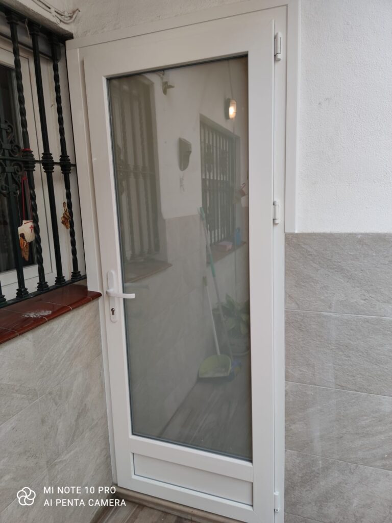 Instalación de puerta de PVC 7